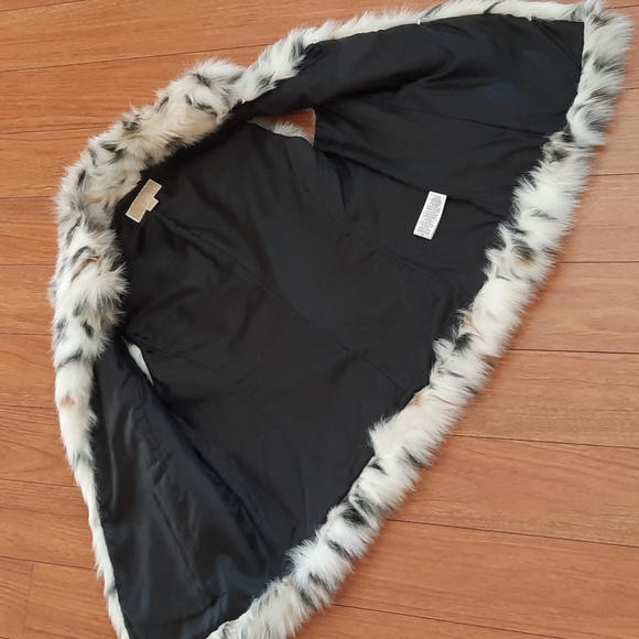 🔥🔥🔥SALE🔥🔥🔥Michael Kors Faux Fur Vest - Picture 4 of 6